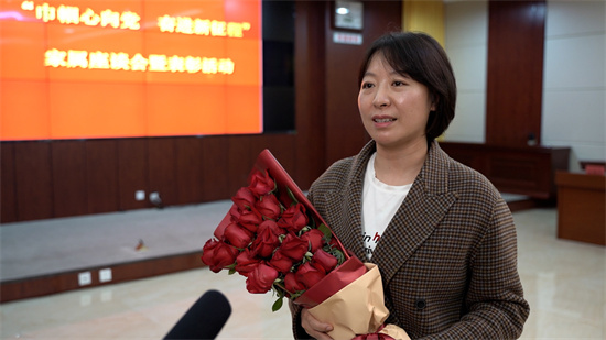 軍嫂為丈夫頒獎 軍人為妻子獻花 錦州軍分區召開全體官兵和文職人員家屬座談會_fororder_5