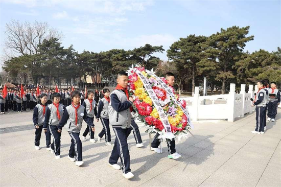 瀋陽皇姑區航空實驗小學開展祭掃烈士墓活動_fororder_遼寧2