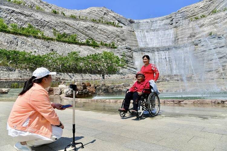 （推中首）北票廢棄採石場變為市民“打卡地”