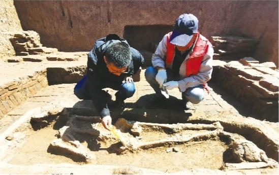 （推中首）錦州淩海梁山村發現漢代密集墓葬群