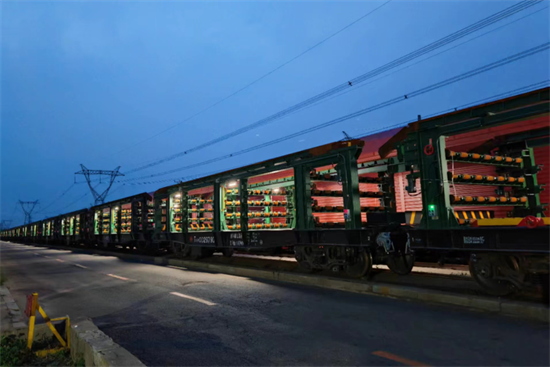 國內首列智慧化升級長鋼軌列車組順利進駐國能朔黃鐵路_fororder_中車3