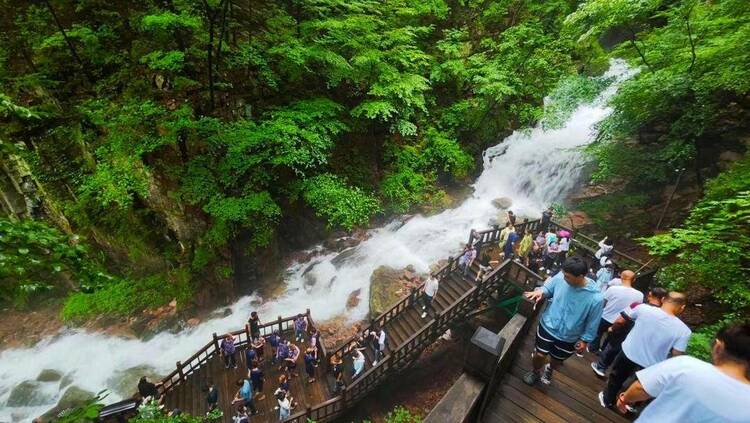 本溪：雨後楓林谷，瀑落如仙境