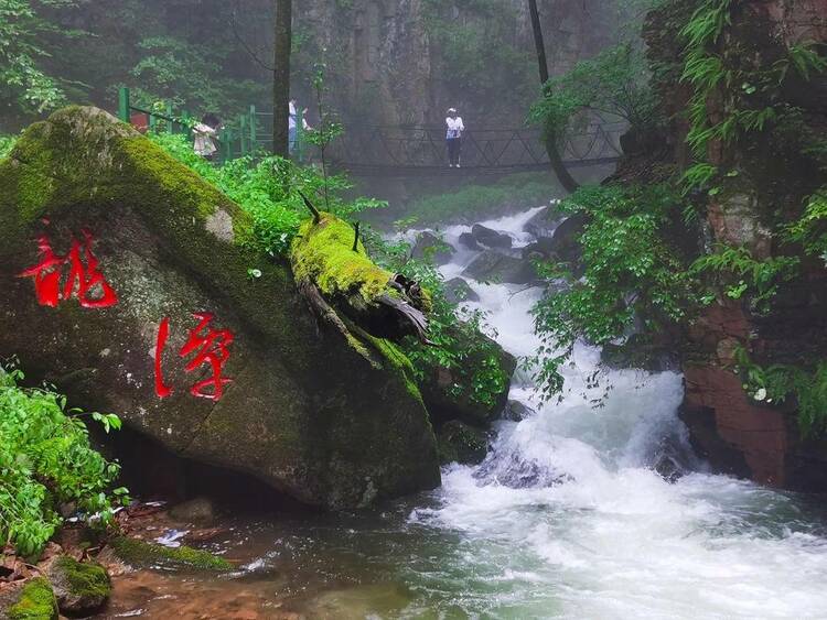 本溪：雨後楓林谷，瀑落如仙境