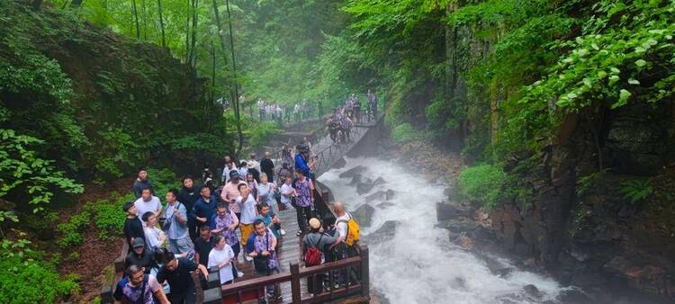 本溪：雨後楓林谷，瀑落如仙境