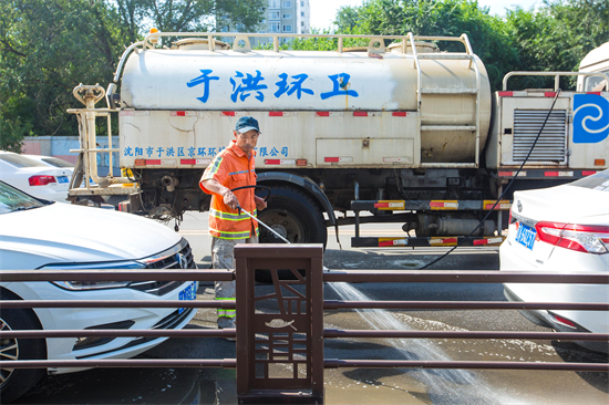 瀋陽于洪區城管環衛：“水洗”街路見底色 潔凈城市“煥”新顏_fororder_環衛1