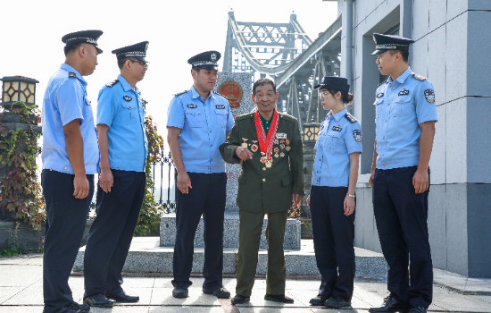 丹東：中朝友誼橋橋頭舉行 “慶國慶 守平安”主題升旗儀式_fororder_圖片29