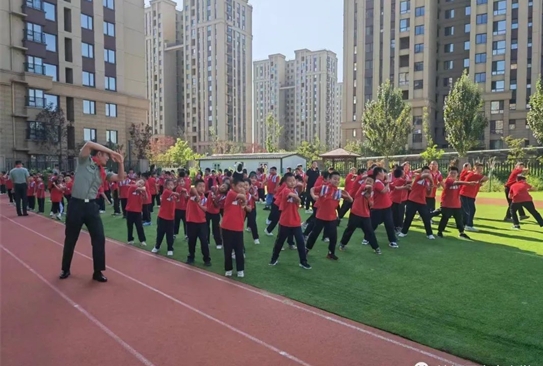 瀋陽喜良小學開展“國防教育進校園、童心共築強國夢”軍事訓練活動_fororder_教育喜良1