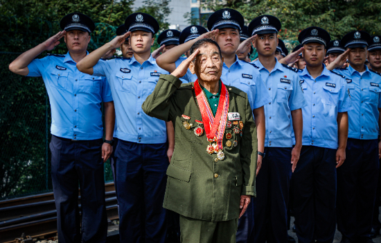 丹東：中朝友誼橋橋頭舉行 “慶國慶 守平安”主題升旗儀式_fororder_圖片28