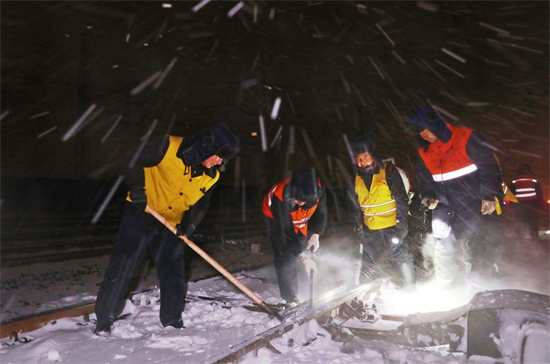 沈鐵迎戰今冬首場大風雨雪寒潮天氣 保障鐵路大動脈安全暢通_fororder_沈鐵2