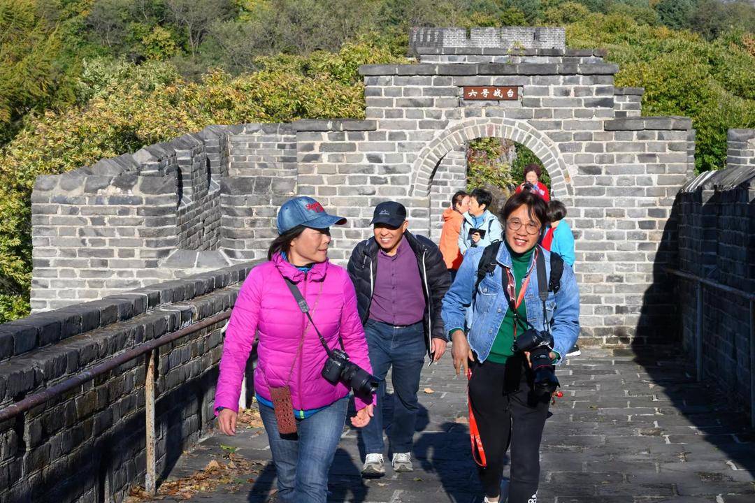 丹東虎山長城迎來秋遊高峰