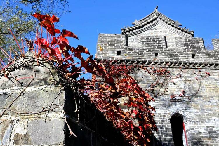 丹東虎山長城迎來秋遊高峰