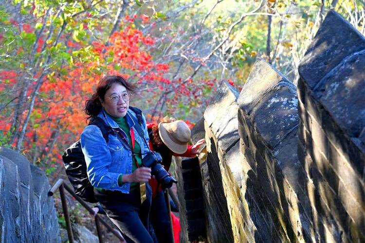 丹東虎山長城迎來秋遊高峰