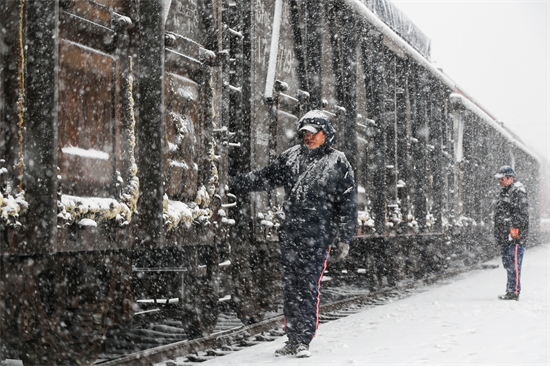 沈鐵迎戰今冬首場大風雨雪寒潮天氣 保障鐵路大動脈安全暢通_fororder_沈鐵3