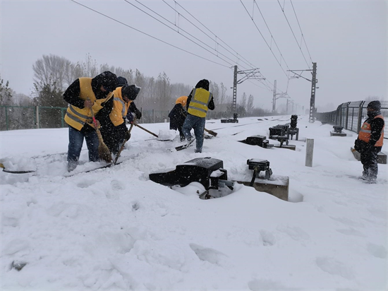 沈鐵迎戰今冬首場大風雨雪寒潮天氣 保障鐵路大動脈安全暢通_fororder_沈鐵1