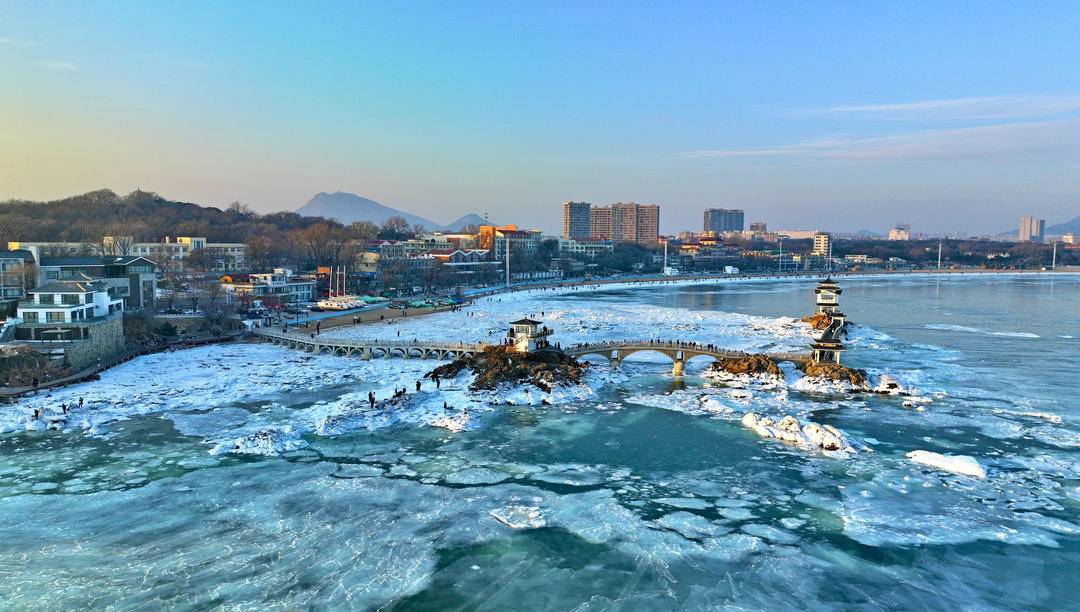 葫蘆島海岸出現大面積冰淩