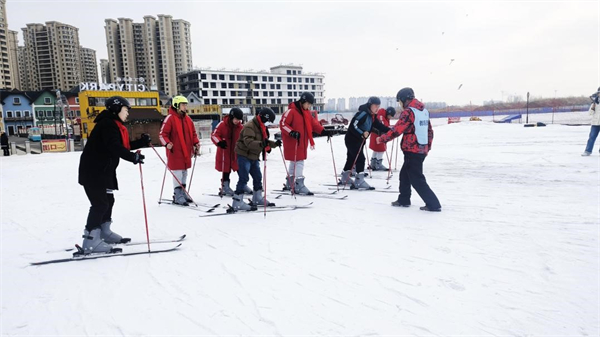 樂享冰雪 康復健身  瀋陽市暨鐵西區第八屆殘疾人冰雪運動季拉開序幕_fororder_殘聯3