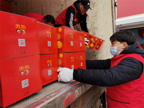 （圖）“老字號”顯擔當 瀋陽稻香村愛心年貨溫暖困難戶_fororder_微信圖片_20240205153428