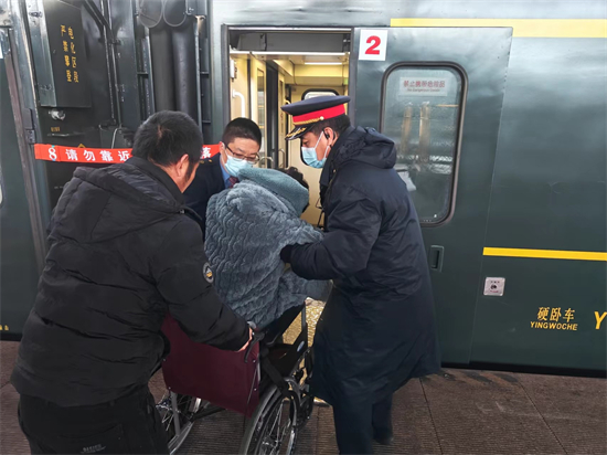 中鐵瀋陽局集團公司：協助行動不便旅客乘車 打造溫馨旅途暖人心_fororder_列車3