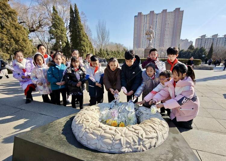 撫順市雷鋒紀念館開展學雷鋒大型快閃活動