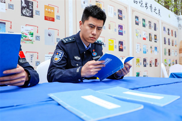 人間最美四“閱”天 丹東邊檢民警參加全民讀書節活動_fororder_圖片3