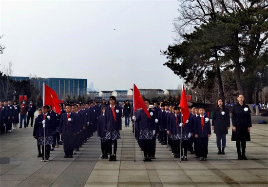 網絡中國節 | 瀋陽學生清明前夕祭掃抗美援朝烈士墓：今日盛世，如您所願_fororder_清明1