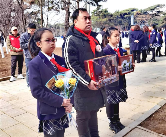 網絡中國節 | 瀋陽學生清明前夕祭掃抗美援朝烈士墓：今日盛世，如您所願_fororder_清明3