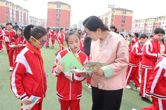 花開文字間 瀋陽市道義第二小學啟動校園讀書節暨讀書漂流活動_fororder_黃非讀書1