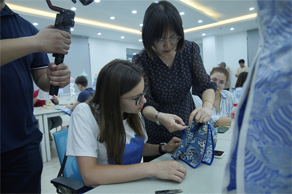 （等圖）“國際范 遼服情——感知中國 魅力遼寧”中外教育文化交流活動在遼寧現代服務職業技術學院舉行_fororder_微信圖片_20240624180628_副本