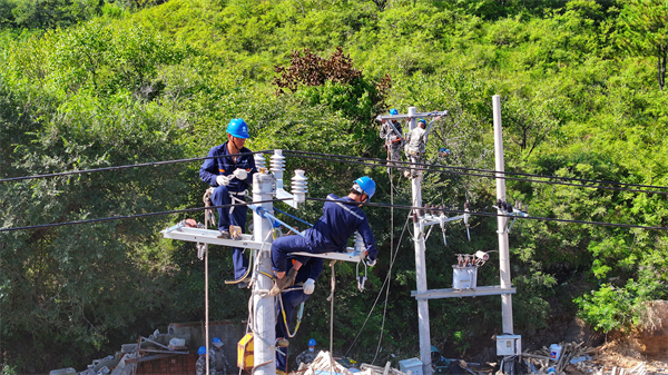 遼寧葫蘆島：黑夜加快搶修復電 安置點燈光明亮_fororder_圖為：8月25日，國網遼寧電力搶修隊伍在10千伏黑山科線開展搶修作業。徐海亮 攝