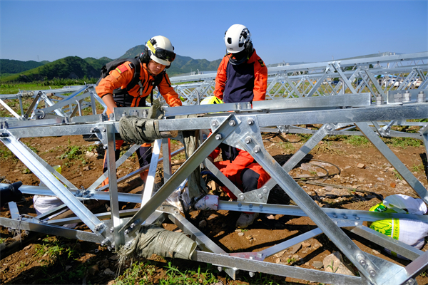 空地精準對接組立新塔！國家電網直升機助力主網復電_fororder_8月27日，國網遼寧電力聯合國網空間技術公司，使用直升機從材料站起吊66千伏朱家線31號新塔。牟超 攝