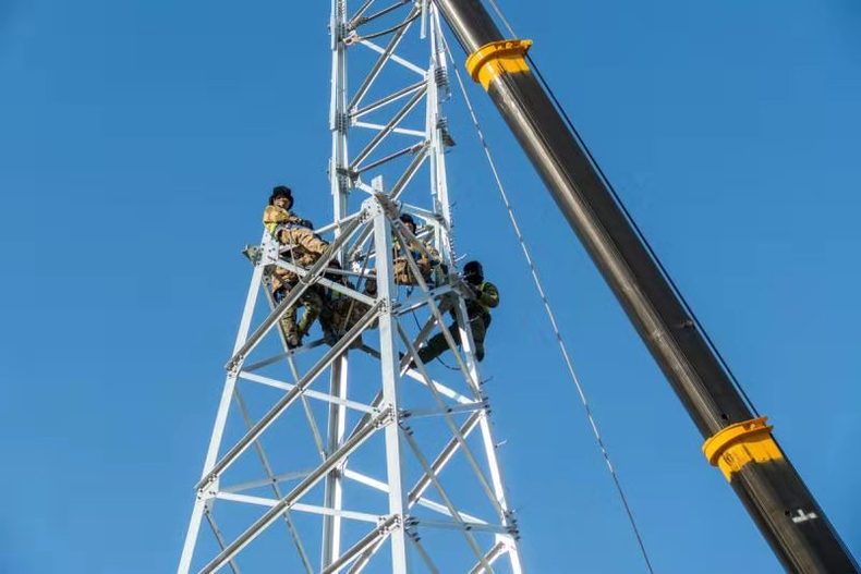 鋼鐵脊梁挺舉遠山富路 ——國網朝陽供電公司500兆瓦光伏發電項目建設側記