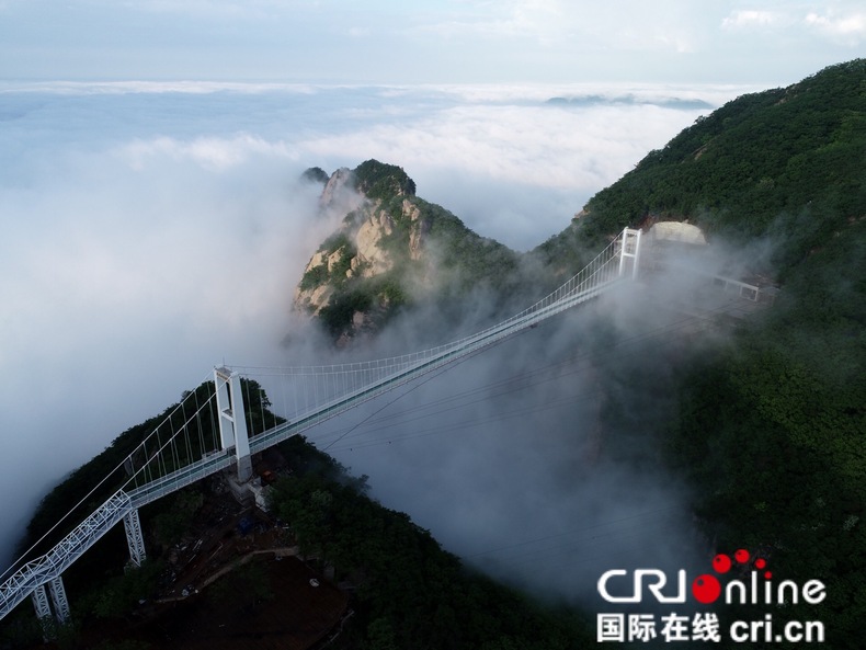 丹東鳳凰山開通玻璃懸索橋