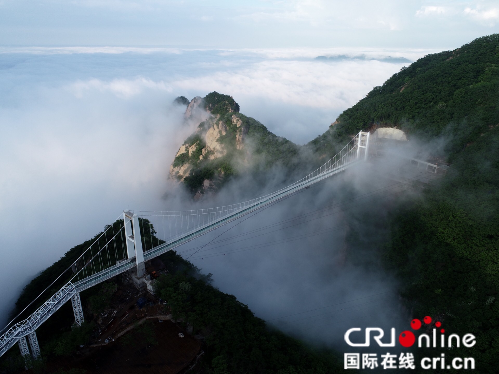 丹東鳳凰山開通玻璃懸索橋