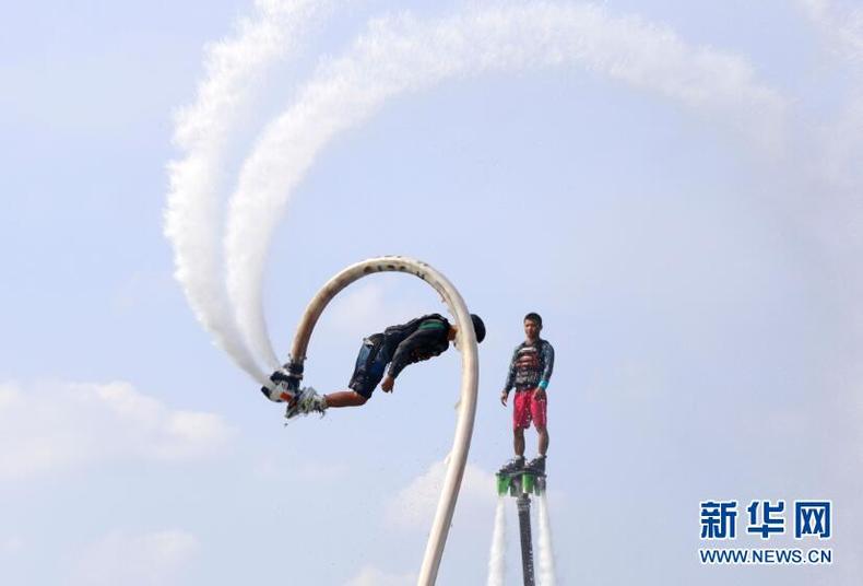 瀋陽市奧林匹克公園上演“水上飛人”