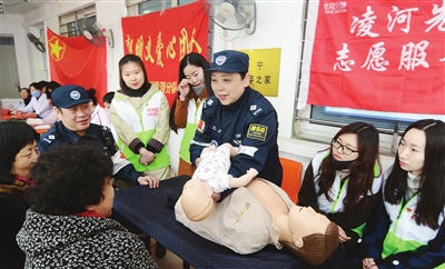 錦州藍天救援隊大雨中救助走失老人