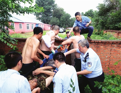 錦州藍天救援隊大雨中救助走失老人