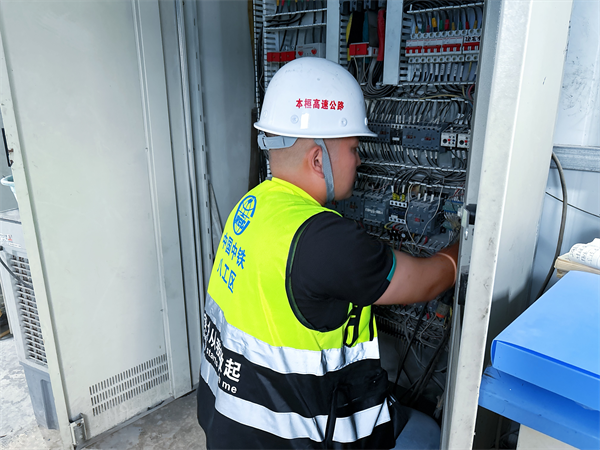 本桓高速八工區電工樊磊：衝刺階段的電力保障尖兵_fororder_圖片1