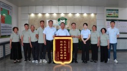 一面錦旗 一個故事 燈塔市佟二堡鎮營盤村為遼陽直屬庫有限公司送錦旗