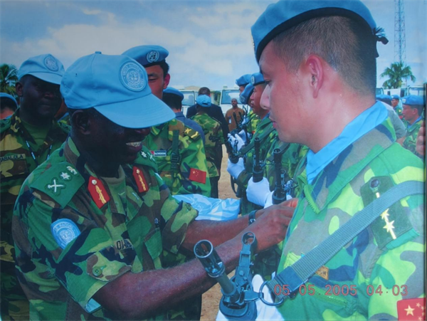 大連退役維和英雄勇救輕生女孩_fororder_維和救人3