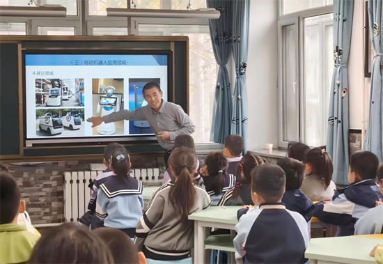 瀋陽杏壇小學中年部開展機器人技術科普進校園活動_fororder_教育機器人2