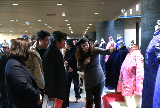 “2025首屆遼派旗袍學術論壇”舉行_fororder_楊薇旗袍3