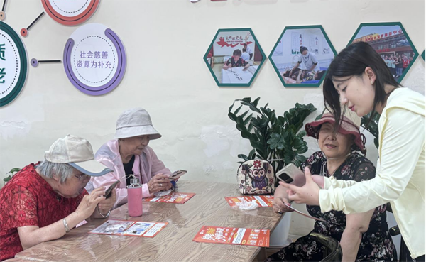 “盛情康養”進社區 幫老年人跨過“數字坎兒”_fororder_馬靜養老2