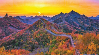 長城綿延鋪錦繡