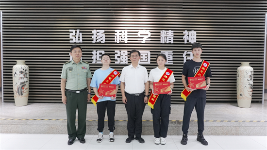 攜筆從戎鑄軍魂 熱血青春赴使命——網絡空間部隊信息工程大學2025年瀋陽市首封本科錄取通知書頒發儀式側記_fororder_文字：王堅冰，攝影：龐迪