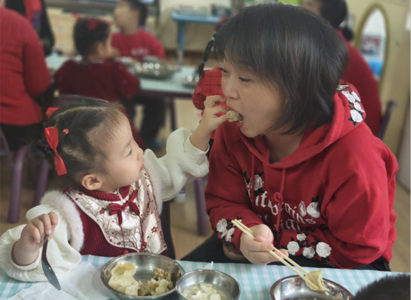 瀋陽市鐵西區繁榮裏實驗幼兒園舉辦新年親子包餃子主題活動_fororder_教育包餃子2_副本1