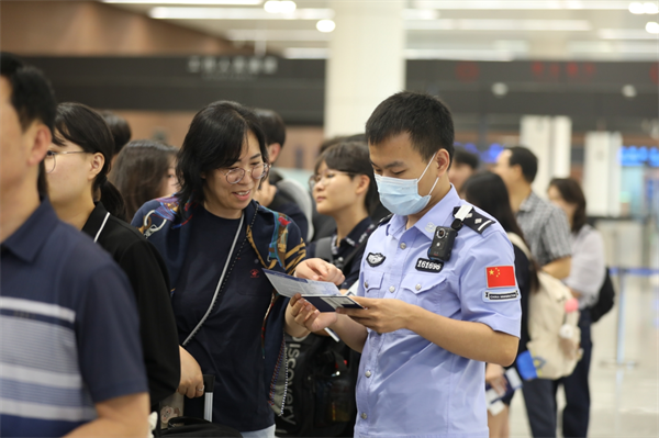 瀋陽邊檢站高效保障韓國高中生交流團順利入境_fororder_馬靜邊檢2