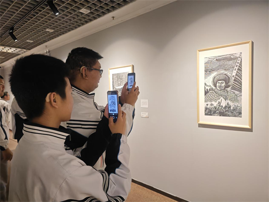 瀋陽春暉特教學校聾生版畫作品在瀋陽市美術館展出_fororder_教育版畫1