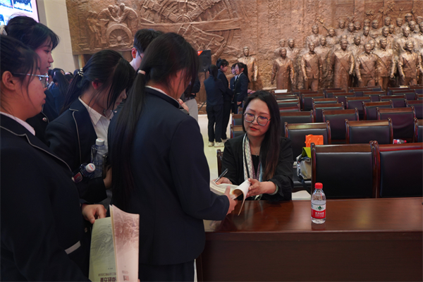 《信仰的力量——瀋陽工業勞模口述實錄》首發式暨瀋陽勞模訪談會在瀋陽舉行_fororder_作者在為瀋陽市旅遊學校的學生簽名贈書 攝影 王天抒