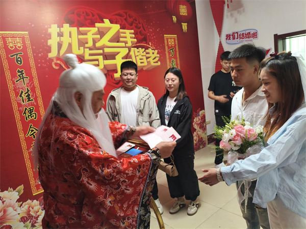 瀋陽“5·20”集體結婚登記花樣百齣，婚俗改革煥發新活力_fororder_馬靜520-5