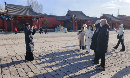 讓聾人遊客“聽”見文化“看”懂歷史 瀋陽推出手語景區講解服務_fororder_黃非聾人遊客1